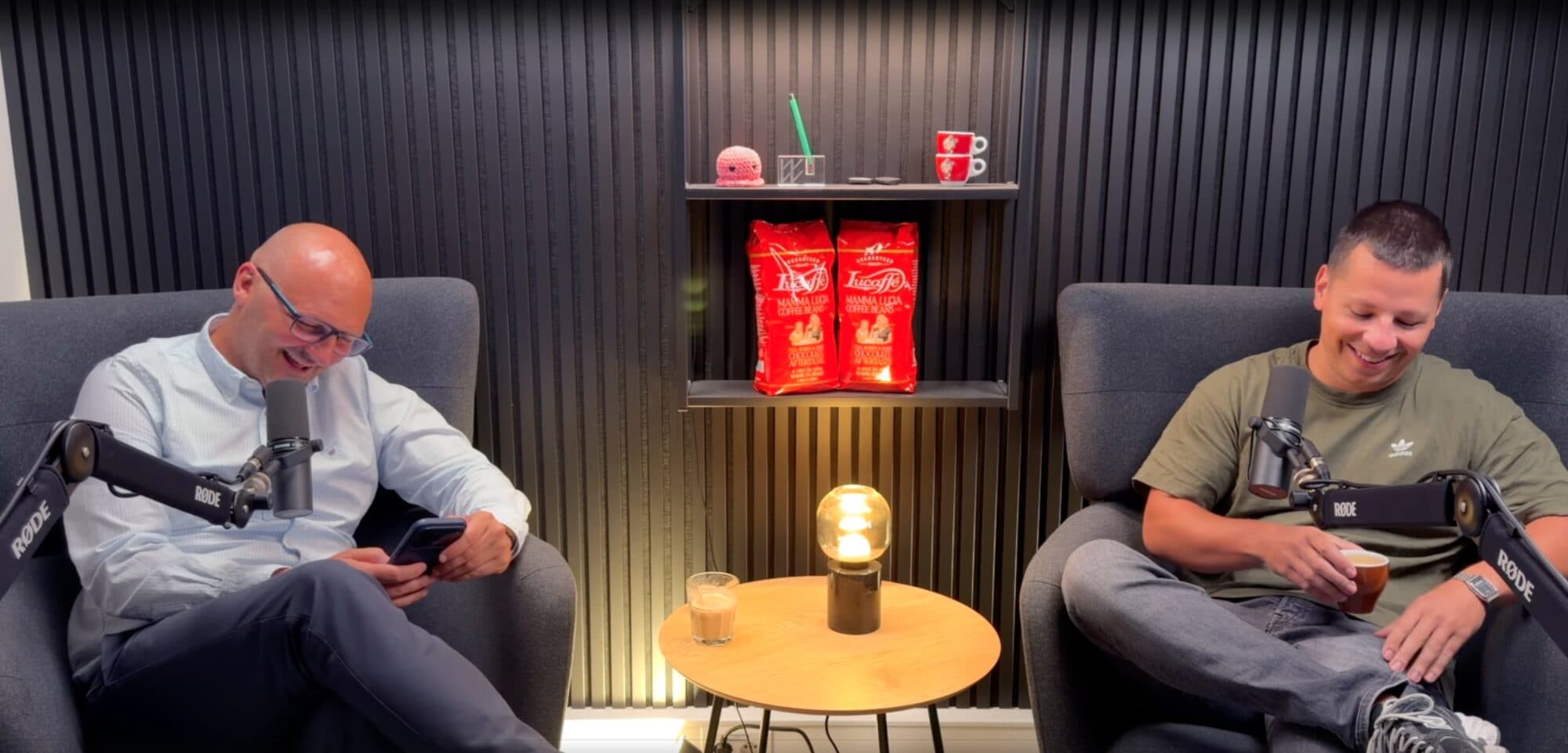 Marco Morinello und Manuel Frambach im Studio bei der Aufnahme des KI-Snack